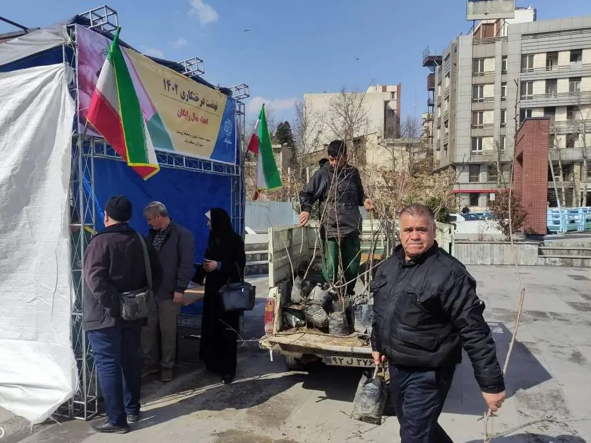 توزیع ۲۵ هزار نهال و آموزش کاشت به شهروندان
