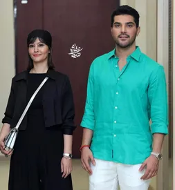 پردیس احمدیه و سینا مهراد سکانس عاشقانه فیلم همسفر را دوباره ساختند!/ فیلم