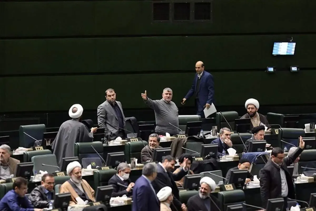 سونامی انتقادات نمایندگان مجلس به وزارت کشور درباره بخشنامه حاشیه‌ساز تمامی ندارد | یک نماینده: این بخشنامه عملیات مدیریت شده از سوی ارکان دولت است