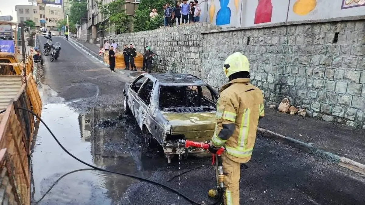 آتش‌سوزی پژو ۴۰۵ در بزرگراه مدرس/ ۲ سرنشین مصدوم شدند