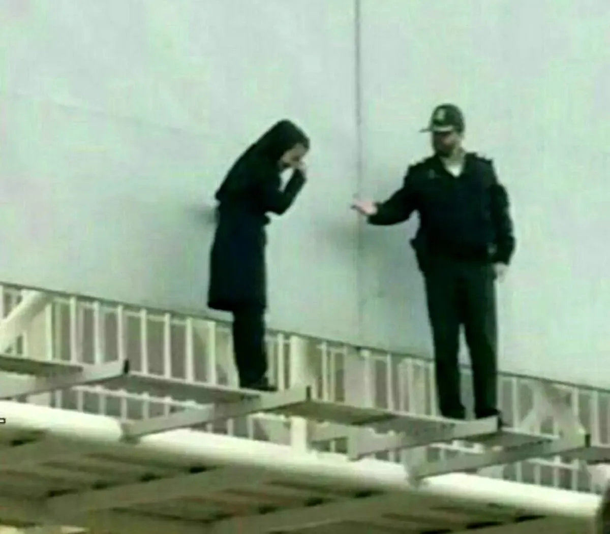 نجات جان زنی که از بالای پلی در قزوین قصد خودکشی داشت