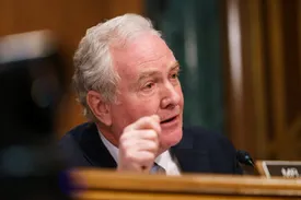 سناتور آمریکایی: ترامپ در مورد مذاکره با ایران دروغ میگوید