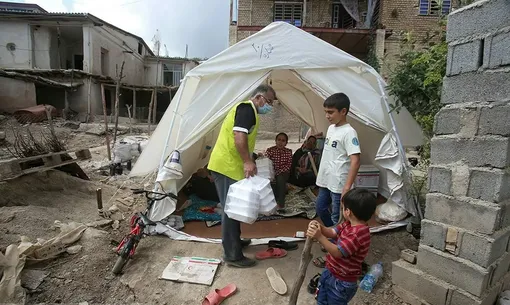 توزیع  غذای گرم در بین زلزله زدگان رامیان/عکس : عقیل مهقانی