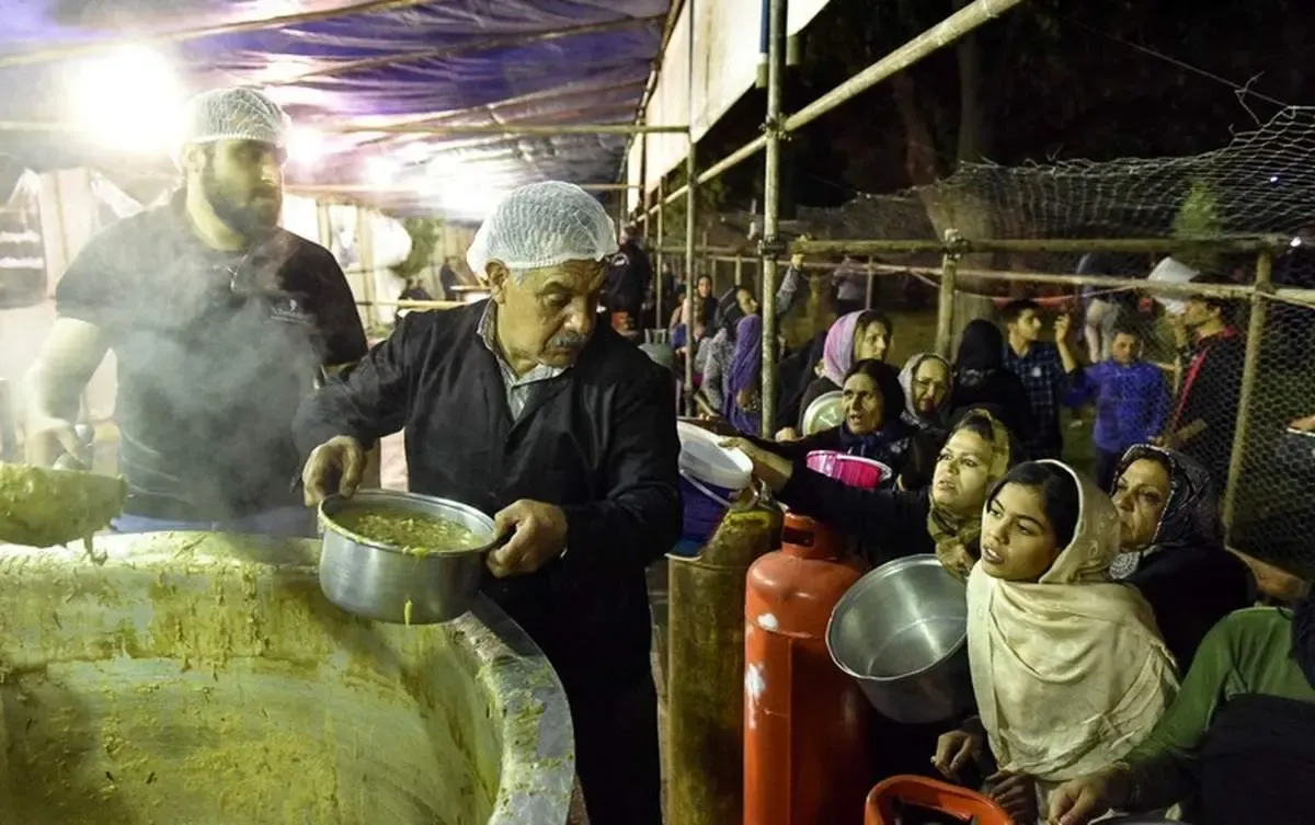 ببینید | نذری پختن چهر‌های مشهور استقلال و پرسپولیس همراه با قهرمانان کشتی جهان