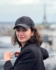 سها نیاستی با استایلی جوانانه مقابل برج ایفل/ تیپ خاص بازیگر ایرانی در پاریس خبرساز شد