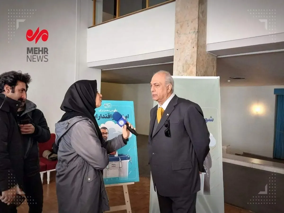 حضور یک بازیگر با کروات و تیپ خاص برای رای دادن