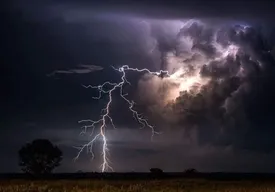 باد و باران و تگرگ شدید در راه ۶ استان / این مناطق گرد و خاکی می‌شوند