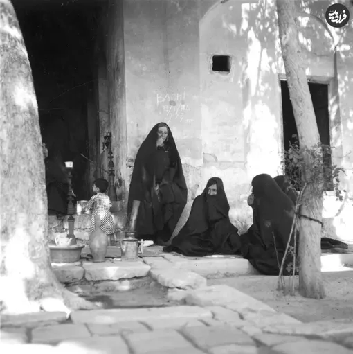 زنان شیرازی در حال گفت‌وگو در حیاط یک خانه/ عکس