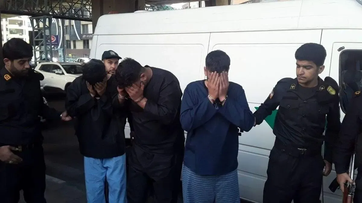 زورگیران بزرگراه صدر: پشیمانیم/  گوشی های سرقتی را در چهارراه مولوی می فروختیم/ فیلم