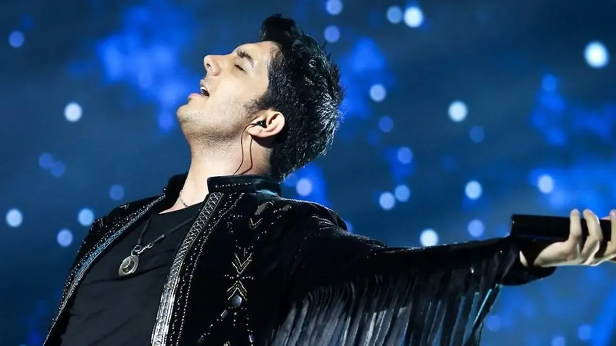 ببینید | حمله یک تماشاچی به فرزاد فرزین در کنسرتش | درگیری شدید محافظان با فرد مهاجم