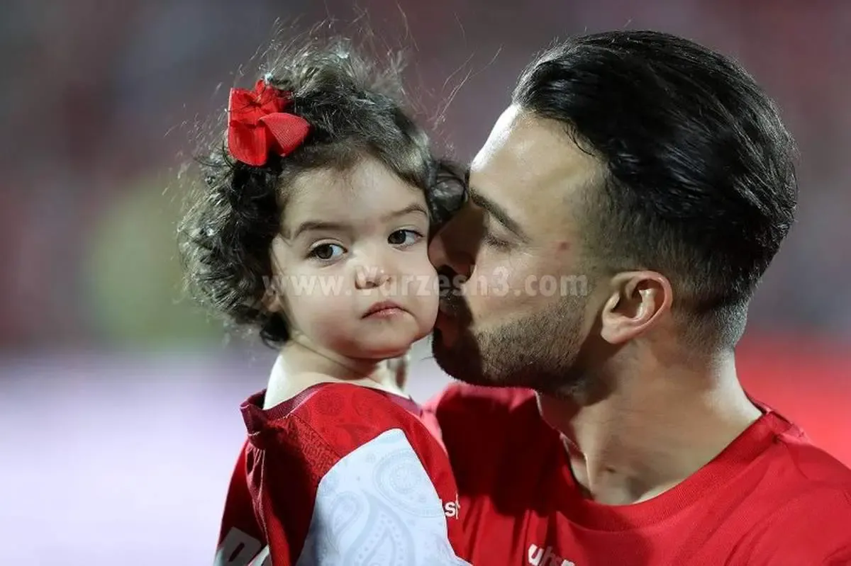 عکس جالب دختر ستاره پرسپولیس با جام‌های قهرمانی