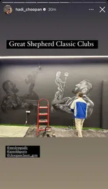 عکس‌/ هادی چوپان درحال تماشای نقاشی خودش