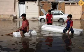 پیاده کردن شهردار از اتومبیل توسط مردم معترض