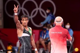 ببینید | وقتی محمدعلی گرایی به فوتبالیست‌ها درس گلزنی می‌دهد