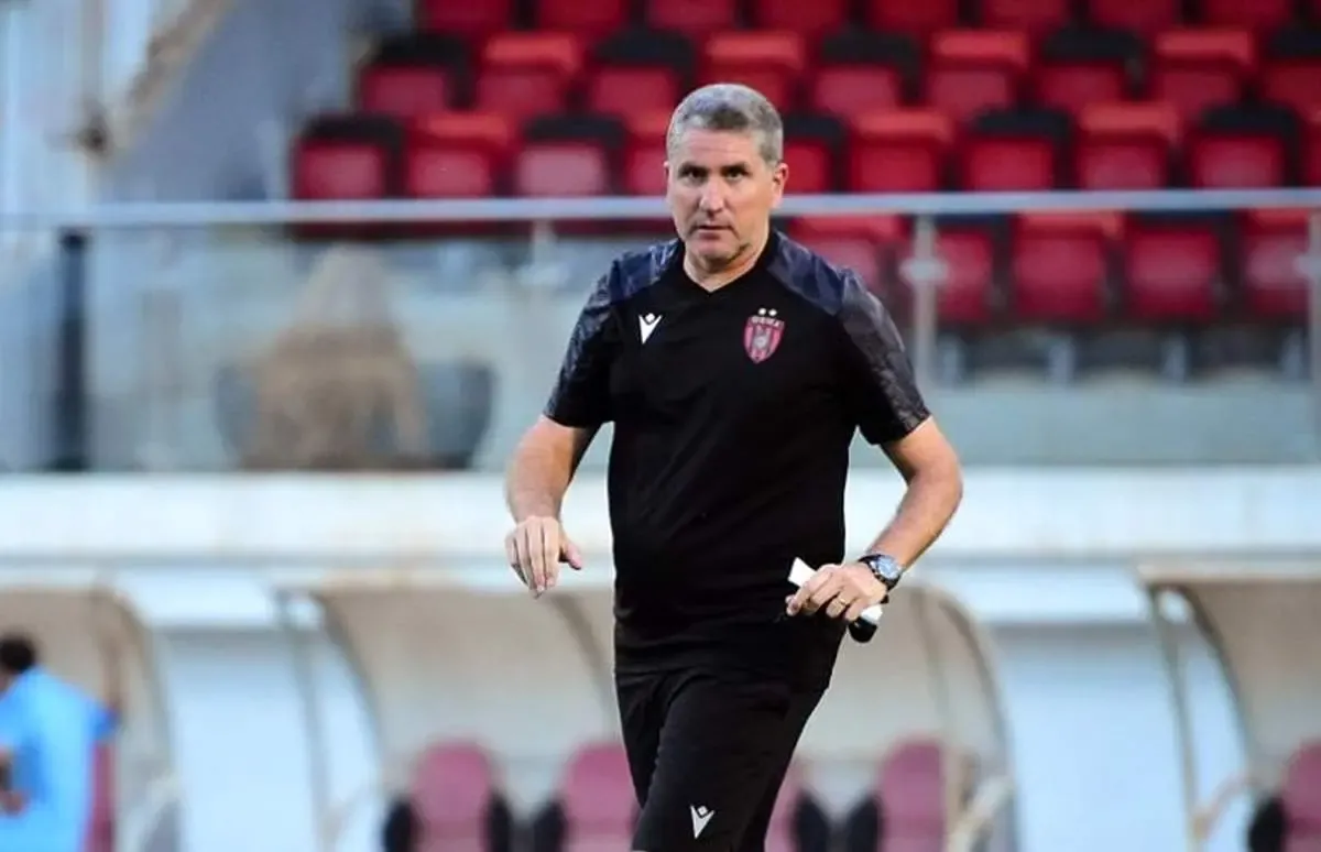 سرمربی پرسپولیس در راه تهران