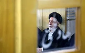 ببینید | عکسی جالب از برادر رهبر انقلاب در حاشیه یک مراسم ختم