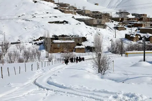 ببینید/ بارش نیمه‌سنگین برف در روستای مائین‌بلاغ تکاب