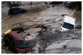 ببینید / شناور شدن تابوت‌ها در جریان سیل شدید در برزیل