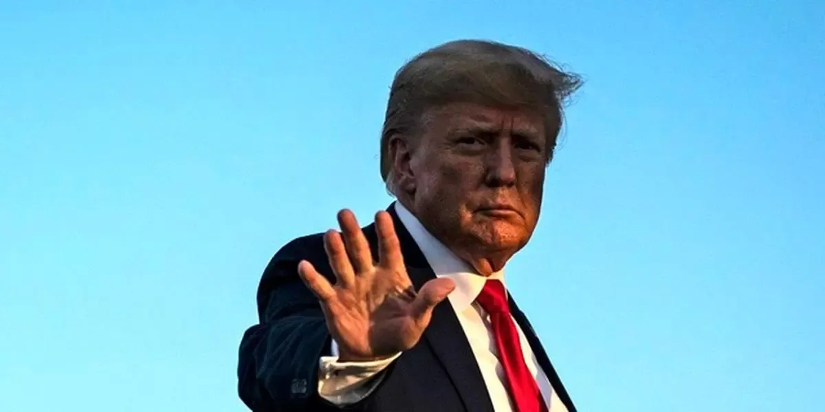 ببینید | عکس جنجالی از لحظه دستگیری ترامپ با دستبند