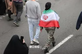 استایل ارتشی یک زن در راهپیمایی امروز تهران/ عکس