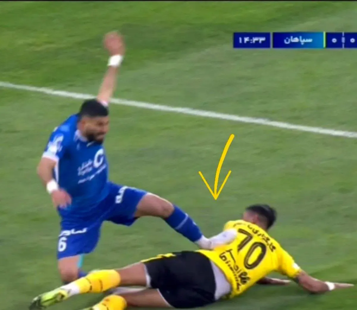 ۳ صحنه جنجالی بازی استقلال و سپاهان را ببینید