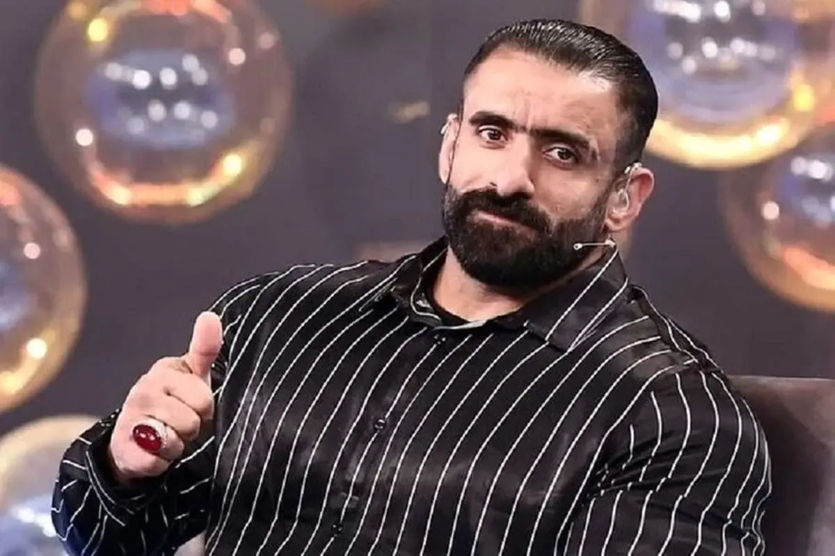 دختر کوچک هادی چوپان در کنار پدر/ عکس