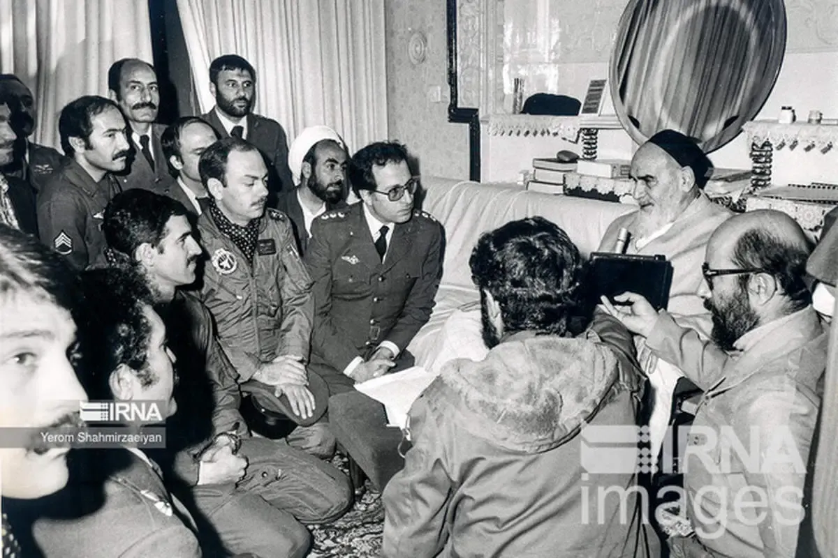 ببینید | شهید چمران در حال ضبط صدای امام خمینی (ره)