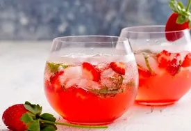 طرز تهیه شربت توت فرنگی خوشمزه