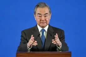 وانگ یی: بایدن متعهد شده از استقلال‌ تایوان حمایت نکند