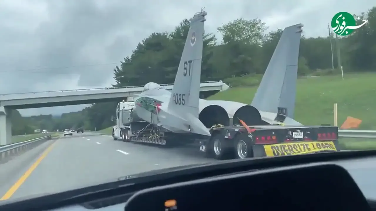 حمل‌و‌نقل جنگنده F۱۵ وسط اتوبان!/ببینید