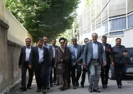 تصاویری جدید از خاتمی در کوچه های جماران قبل از رأی دادن