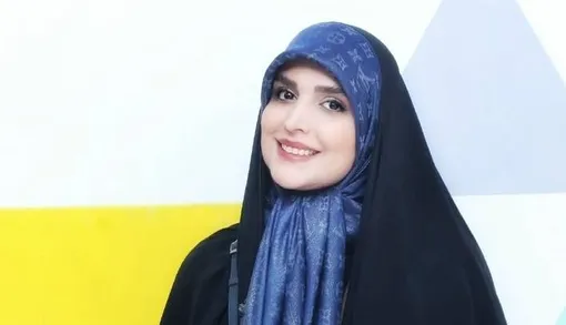  مژده لواسانی در کنار درخت انار در کاشان/ عکس