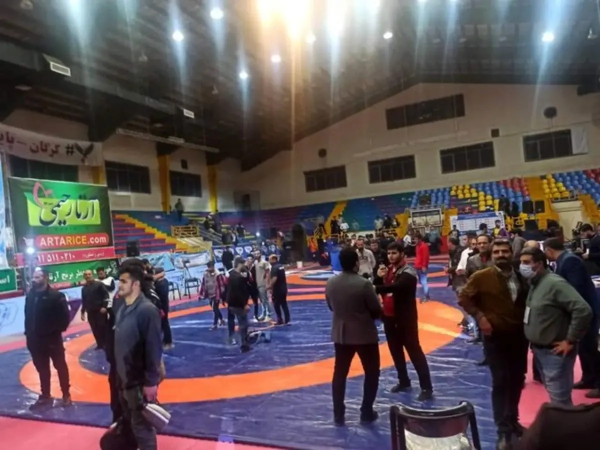 ببینید | نزاع شدید و چاقوکشی وسط مسابقات کشتی