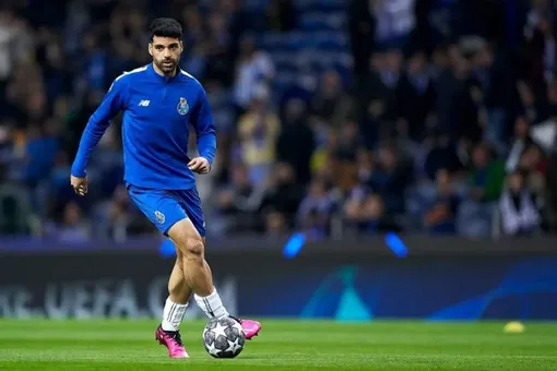 ببینید |هواداران پورتو در انتظار سلفی با شاهزاده پارسی