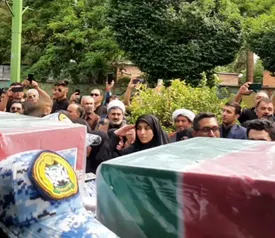 ادای احترام نظامی دختر شهید خلبان سید طاهر مصطفوی به تابوت پدرش/عکس