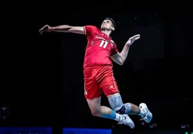 ملی پوشان والیبال به یاد صابر کاظمی با بازوبند مشکی وارد زمین می‌شوند