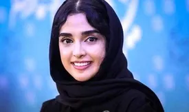 سلفی جنجالی الهه حصاری در اتاق خوابش با هودی جذاب!