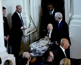 جیمی کارتر ۹۹ ساله شبیه روح در یک مراسم رسمی حضور یافت!/ فیلم