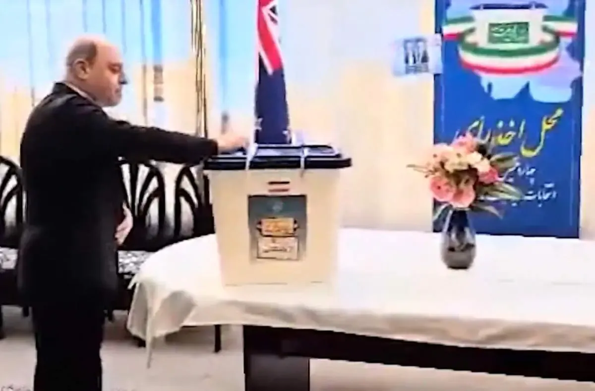 چه کسی در کجا اولین رای مرحله دوم انتخابات را به صندوق انداخت؟/ عکس