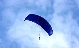 ببینید | لحظه سقوط  جانکاه جوان پاراگلایدر سوار در ارتفاعات کرج