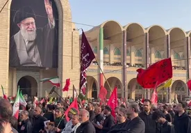 اهتزاز پرچم‌های خونخواهی رهبر شهید در مصلّای تهران/ فیلم