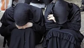 ببینید | تصاویر تکان‌ دهنده فروش زنان در بازار برده‌فروش‌ها توسط داعش