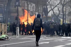 ببینید | حبس پسر در صندوق عقب ماشین برای حافظت از جانش!