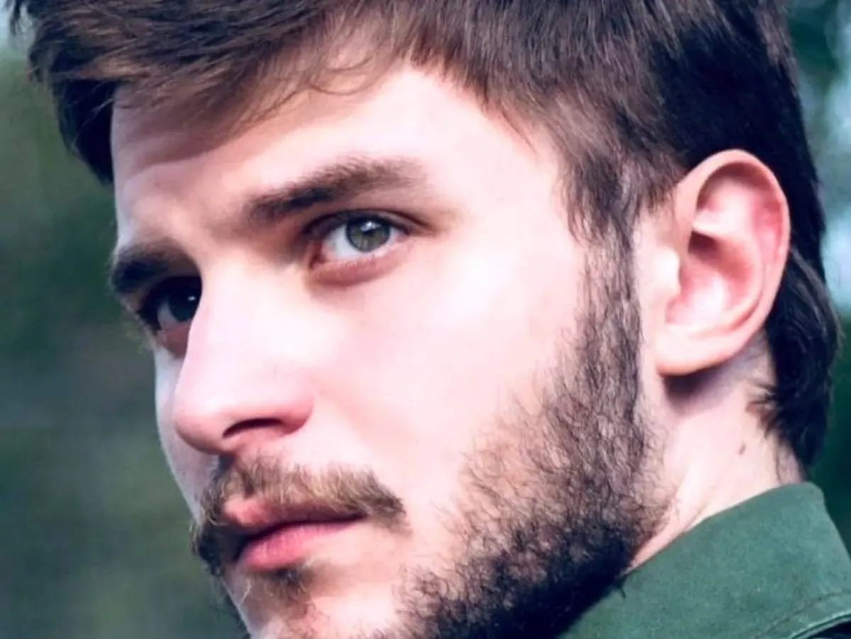 پسر جذاب امین حیایی در هیبت کارگر/ عکس دیده‌نشده