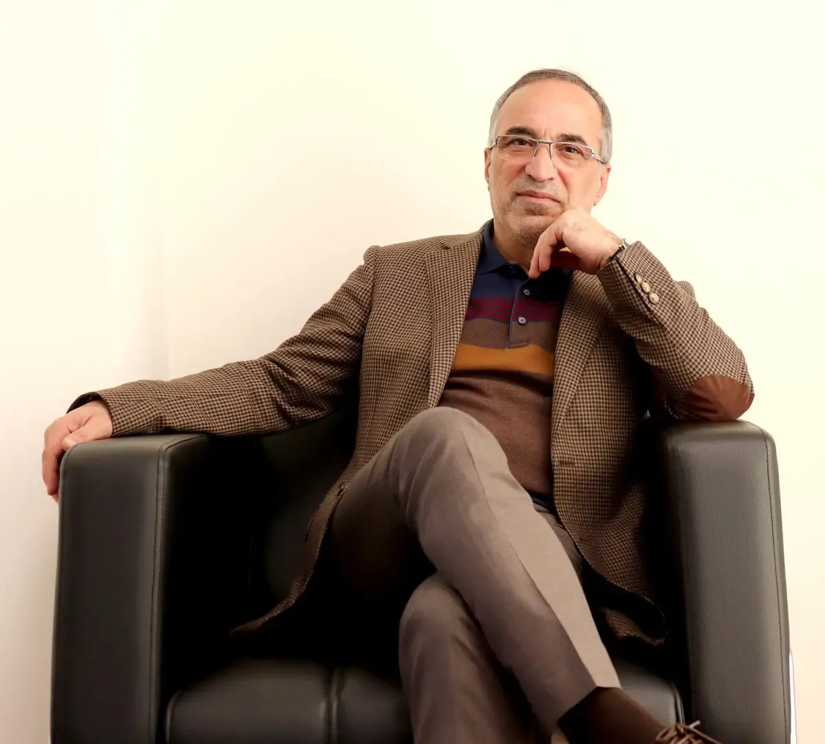 افرادی در کشور مسئولیت دارند که در زمان متوقف شده‌اند