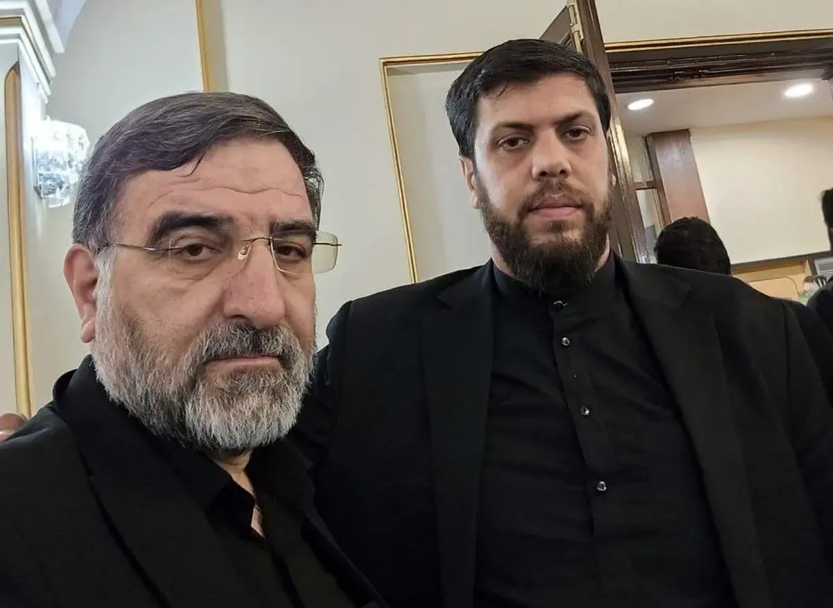 سلفی نماینده مجلس با محافظ غایب در بالگرد رئیسی/ عکس