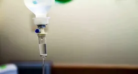 فاجعه مرگ ۷۰ بیمار دیالیزی با تزریق سرم آلوده / شرکت سازنده مجددا دارو تولید می کند!