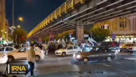 حضور هواداران پزشکیان در چهارراه حافظ بعد از لغو برنامه در ورزشگاه حیدرنیا / فیلم