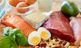 عادتهای غذایی که افتادگی سینه را بیشتر میکنند