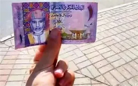 مقایسه وحشتناک تلخ ارزش پول ایران و عمان / انتقاد یک ایرانی در عمان به افت ارزش پول ایران!